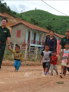 Bộ đội Biên phòng Hà Tĩnh nâng bước học sinh nghèo đến trường