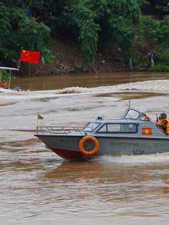 Lực lượng biên phòng tổ chức tuần tra liên hợp trên sông. Ảnh: baolaocai.vn