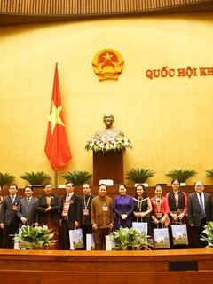 Chủ tịch Quốc hội Nguyễn Thị Kim Ngân tặng quà các đại biểu dân tộc thiểu số tại buổi gặp mặt. Ảnh: Hoàng Hà