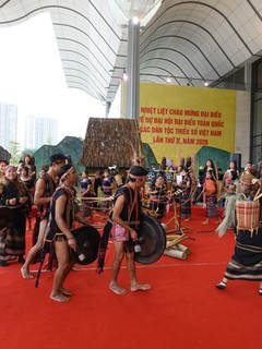 Trình diễn nghệ thuật trước Lễ khai mạc Đại hội Đại biểu toàn quốc các dân tộc thiểu số Việt Nam lần thứ II