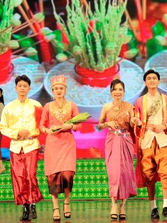 Trình diễn giới thiệu trang phục dân tộc Khmer trong hoạt động nông nghiệp, đi chùa, lễ cưới. Ảnh: An Hiếu