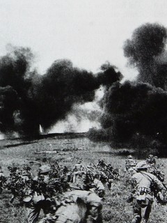 Bộ đội ta xông lên đánh chiếm cứ điểm Him Lam, mở màn chiến dịch Điện Biên Phủ , chiều ngày 13/3/1954. Ảnh: Tư liệu