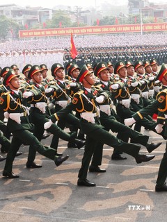Các lực lượng của quân đội diễu binh qua lễ đài. Ảnh: Lâm Khánh - TTXVN