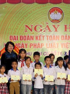 Phó Chủ tịch nước Đặng Thị Ngọc Thịnh trao quà cho các học sinh có hoàn cảnh khó khăn. Ảnh: Trung Kiên - TTXVN