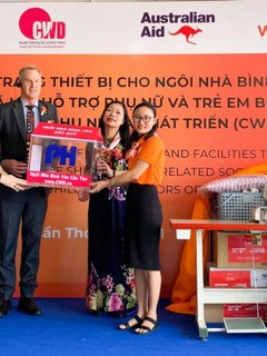 Đại diện tổ chức UN Women bàn giao trang thiết bị hỗ trợ Nhà Bình yên Cần Thơ. Ảnh: thoidai.com.vn