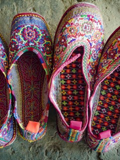 Những đôi giày được thêu với họa tiết, hoa văn truyền thống của phụ nữ Xạ Phang. Ảnh: Xuân Tiến - TTXVN