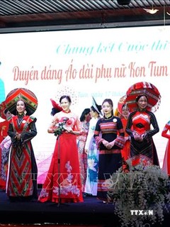 Thí sinh thuộc các huyện, thành phố trên địa bàn tỉnh Kon Tum tham dự phần thi ứng xử. Ảnh: Khoa Chương - TTXVN