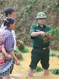 Bộ đội Lào Cai giúp dân làm kinh tế, đảm bảo an ninh khu vực biên giới. Ảnh : vov1.vov.vn
