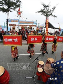 Múa tường trình và đánh trống khai hội tại lễ hội Cầu ngư thành phố Đà Nẵng. Ảnh: Trần Lê Lâm - TTXVN