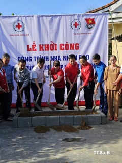 Khởi công xây nhà “Mảnh ghép nhà yêu thương” cho bà Phạm Thị Gái. Ảnh: Mai Trang - TTXVN 