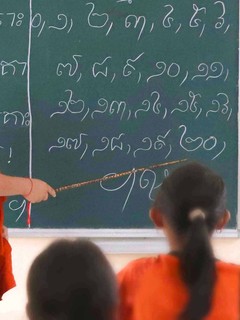 Hè về rộn ràng lớp học chữ Khmer