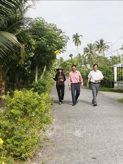 Tuyến đường hoa, cây xanh tại Ấp 10, xã Hòa Hiệp, huyện Tam Bình. Ảnh: Phạm Minh Tuấn-TTXVN