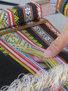 Mỗi hoa văn, họa tiết trên sản phẩm thổ cẩm đều mang nét văn hóa riêng, gắn liền với thuần phong, mỹ tục của dân tộc Bahnar. Ảnh: Dư Toán