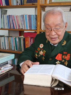 Ông Hoàng Văn Hiển đọc những trang sử hào hùng của dân tộc. Ảnh: Thanh Bình - TTXVN