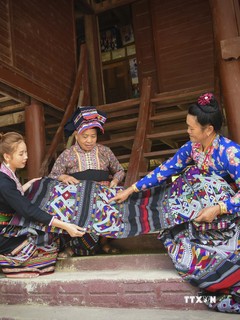 Những tấm vải thổ cẩm với họa tiết, hoa văn đặc trưng của cộng đồng dân tộc Lào ở Điện Biên. Ảnh: Xuân Tư – TTXVN