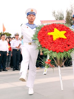 Dâng hoa tưởng nhớ các anh hùng liệt sỹ tại Khu tưởng niệm Chiến sĩ Gạc Ma thuộc huyện Cam Lâm (Khánh Hòa). Ảnh: An Hiếu