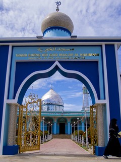 Từ cổng nhìn vào thánh đường Masjid Al Khairiyah có kiến trúc với màu sắc rất nổi bật, độc đáo, huyền bí, điểm tham quan lý tưởng cho những du khách đam mê khám phá về văn hóa bản địa. Ảnh: An Hiếu