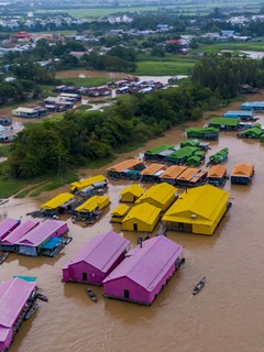 Nhìn từ trên cao, những bè nuôi cá được phủ nhiều màu sắc làm nổi bật cả đoạn sông Châu Đốc. Ảnh: An Hiếu