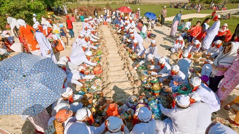 占族人在扫墓仪式上摆放独特的供品