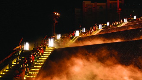 献上花灯是黑婆山各场节庆期间举行祈求平安仪式