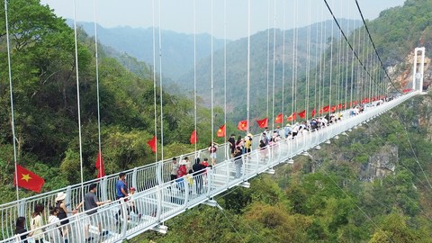 游客参观木州Island旅游区的白龙玻璃桥