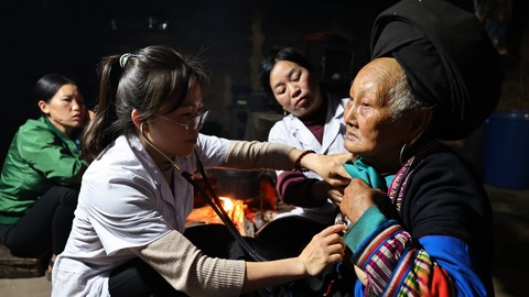 年轻女医生尽心尽力保护好河江省山区同胞的健康安全