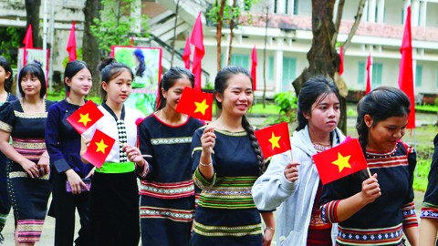 进入新学年，昆嵩省共有170965名各级学生一同上学，其中少数民族学生102045名