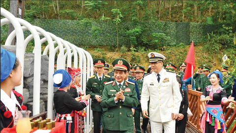 在越中第八次边境国防友好交流活动框架内，2024年4月12日，越南国防部部长潘文江一行造访中国云南省红河州八条半村