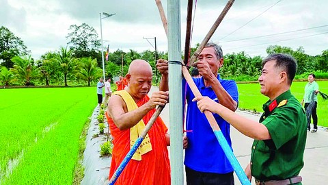 ខ្សែផ្លូវផ្កានិងប្រព័ន្ធអំពូលភ្លើងថាមពលអគ្គិសនីពន្លឺព្រះអាទិត្យដោយព្រះតេជគុណ ថាច់ ថាវ ប្រធានសមាគមព្រះសង្ឃស្នេហាជាតិស្រុក កូវកែ ចលនាថវិកា