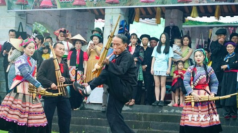 Màn múa khèn bên chảo thắng cố của đồng bào dân tộc Mông. Ảnh: Khánh Hoà - TTXVN 