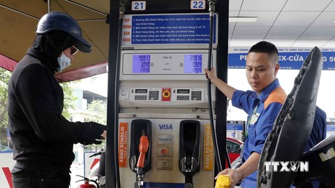Mua bán xăng, dầu tại một điểm kinh doanh xăng, dầu Petrolimex trên địa bàn Hà Nội. Ảnh: Trần Việt - TTXVN