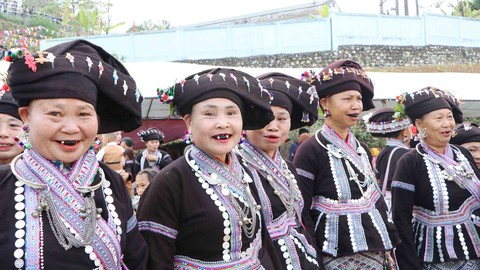Đặc sắc trang phục và tục nhuộm răng đen của người Lào ở Lai Châu