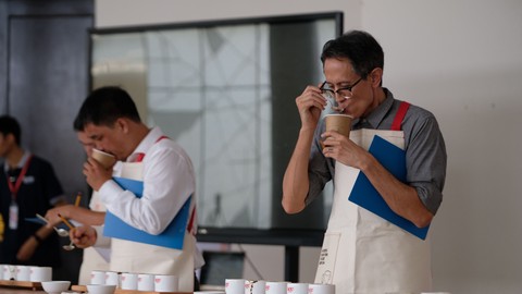 10 mẫu cà phê lọt vào vòng chung kết được chấm bởi ban giám khảo là các chuyên gia cà phê đến từ các quốc gia và vùng lãnh thổ khác nhau nhằm đảm bảo tính khách quan. Ảnh: Nguyễn Dũng – TTXVN