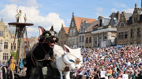Điểm nhấn của lễ hội này là cuộc diễu hành của những con mèo khổng lồ được làm từ giấy bồi, mô phỏng lại những sự kiện lịch sử và truyền thuyết nổi tiếng của Ypres. Ảnh: Hương Giang - PV TTXVN tại Bỉ