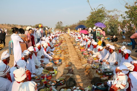 Thực hiện nghi thức cúng trong Lễ tảo mộ của đồng bào Chăm theo đạo Hồi giáo (Bà Ni) ở Bình Thuận. Ảnh: Nguyễn Thanh - TTXVN
