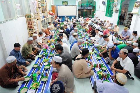 Hàng trăm tín đồ người Chăm theo Hồi Giáo tập trung tại thánh đường Hồi giáo Jamiul Anwar, quận 8, Tp. Hồ Chí Minh cùng nhau xả nhịn ăn lúc 18h10. Ảnh: An Hiếu