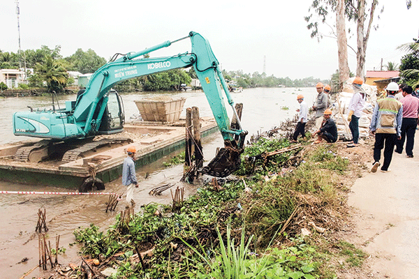 Công trình xây dựng kè chống sạt lở tại khu vực ngã ba sông Ô Môn và Rạch Tra đang được thi công. Nguồn :baocantho.com.vn