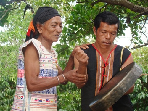 Nghệ nhân Y El - người góp phần lưu giữ các loại nhạc cụ truyền thống của người M’nông