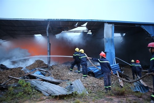 Cháy lớn tại nhà máy gỗ trong KCN Nam Đông Hà (Quảng Trị)