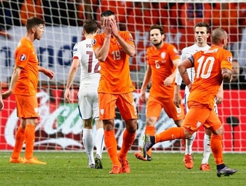 Bại trận trên sân nhà, Hà Lan làm khán giả tại Euro 2016