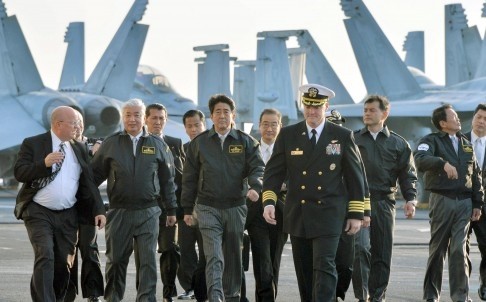Thủ tướng Nhật Bản lần đầu thăm tàu sân bay Mỹ