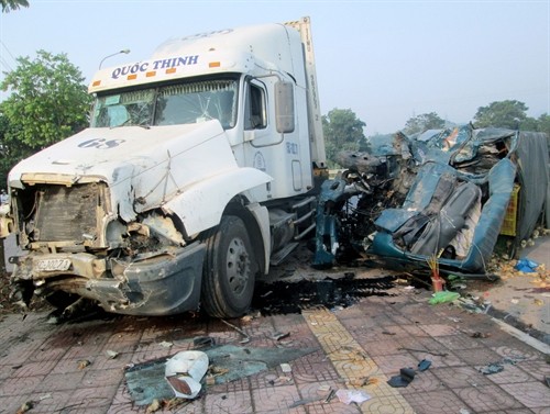 Quảng Ninh: Xe tải đấu đầu xe container, 2 người thương vong