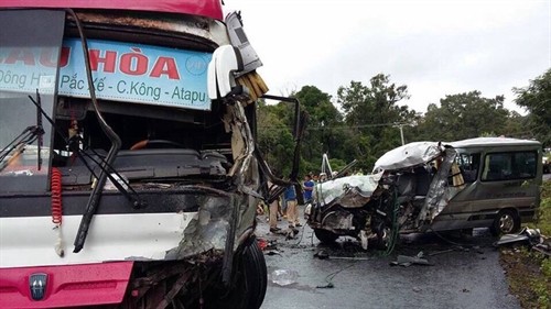 Hai ô tô chở người Việt Nam đâm nhau tại Lào, 8 người thương vong