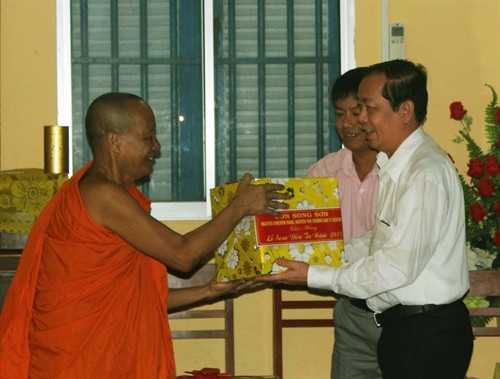 Ban chỉ đạo Tây Nam Bộ thăm, tặng quà sư sãi, gia đình chính sách Khmer