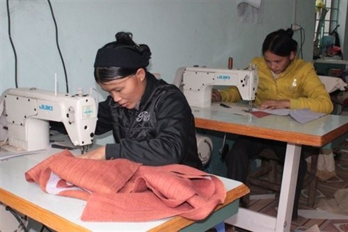 Phụ nữ Phúc Sen phát huy nghề dệt, may thổ cẩm truyền thống
