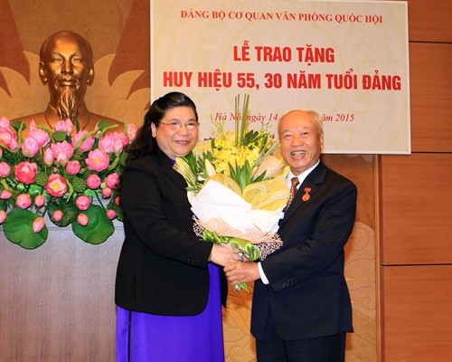 Đảng bộ cơ quan Văn phòng Quốc hội trao tặng Huy hiệu 55 năm và 30 năm tuổi Đảng 