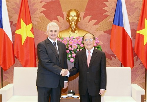 Chủ tịch Quốc hội Nguyễn Sinh Hùng đón, hội đàm với Chủ tịch Thượng viện Séc