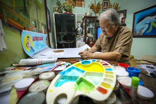 Chuyện họa sỹ già 20 năm làm "nghề" vẽ báo tường ở Thủ đô