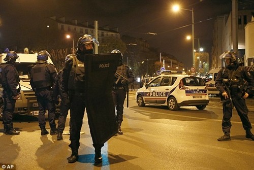 Đấu súng dữ dội ở ngoại ô Paris gây nhiều thương vong