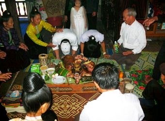 Người Thái rửa sạch vấn vương trước khi làm đám cưới